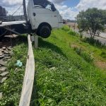 Caminhão carregado de tijolos bate em defensa metálica e causa congestionamento na SP-310 em Rio Claro - Grupo Rio Claro SP