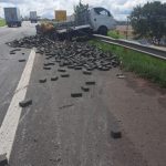 Caminhão carregado de tijolos bate em defensa metálica e causa congestionamento na SP-310 em Rio Claro - Grupo Rio Claro SP