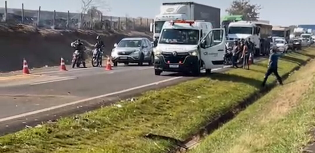 Incêndio de grande porte causa acidente e interdita totalmente a Rodovia que liga Rio Claro a Piracicaba - Grupo Rio Claro SP Incêndio de grande porte causa acidente e interdita totalmente a Rodovia que liga Rio Claro a Piracicaba - Grupo Rio Claro SP