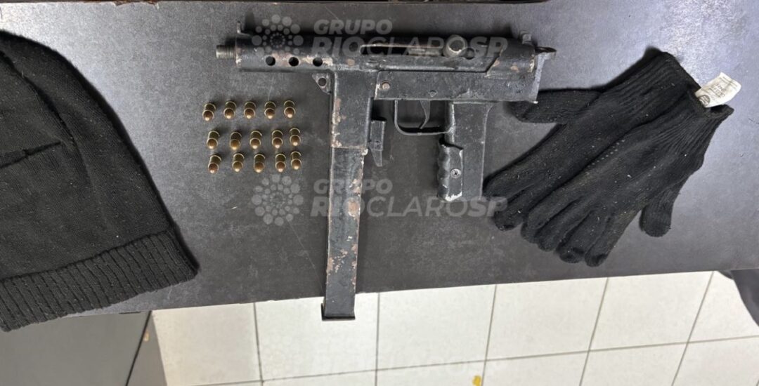 Integrantes de facção fogem da PM, sofrem acidente e têm submetralhadora apreendida em Rio Claro - Grupo Rio Claro SP Integrantes de facção fogem da PM, sofrem acidente e têm submetralhadora apreendida em Rio Claro - Grupo Rio Claro SP