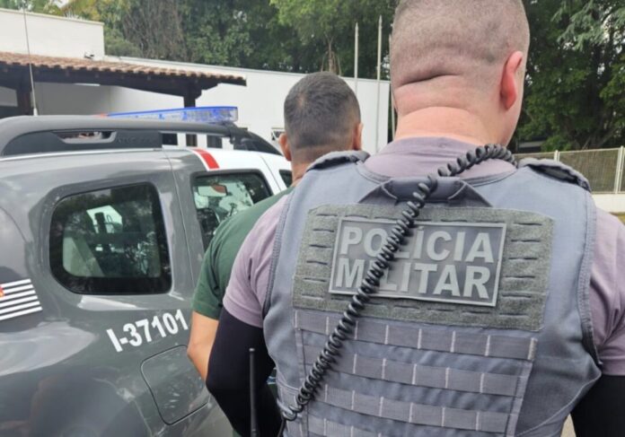 Policiais em ação, veículo policial.