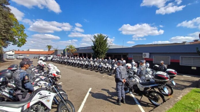Policiais em formação com motocicletas.