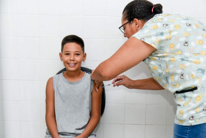 Criança recebendo vacina em clínica.
