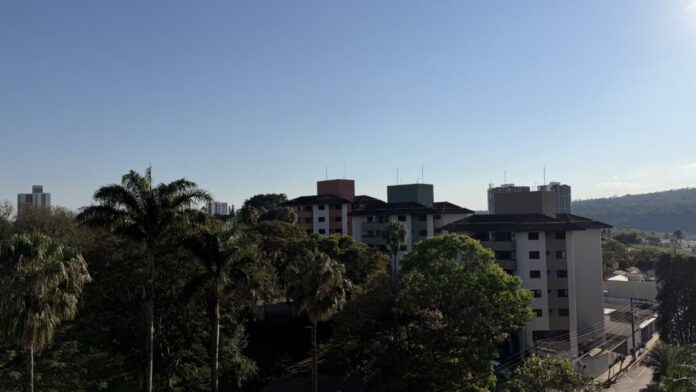 Prédios sob céu azul claro.