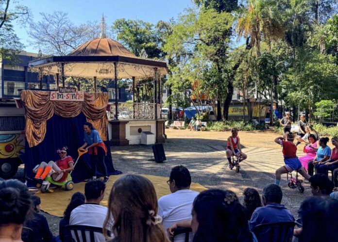 Apresentação de palhaços em parque