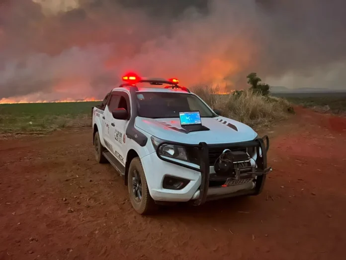 Caminhonete em área de incêndio
