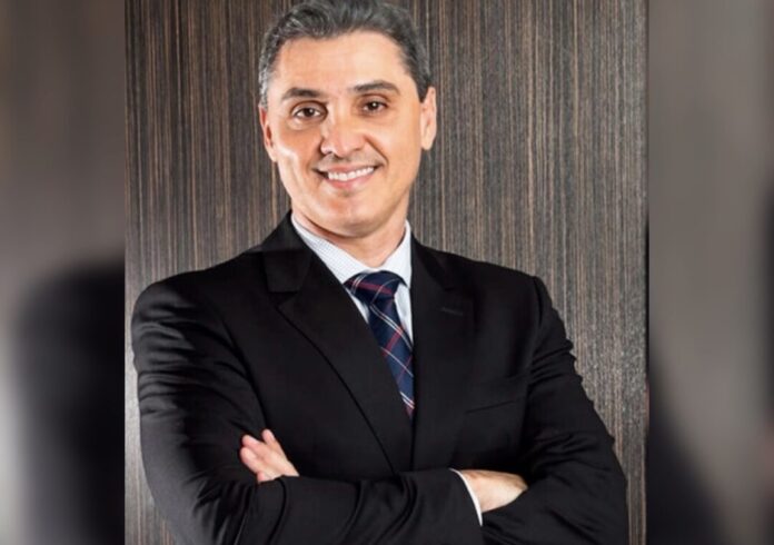 Homem de terno sorrindo confiante