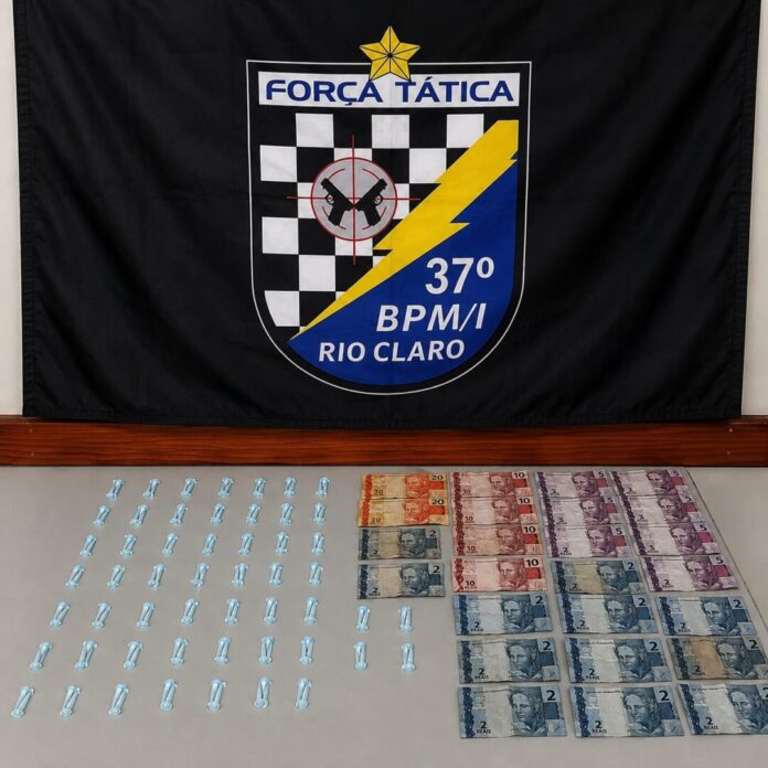 Dinheiro e drogas em exibição