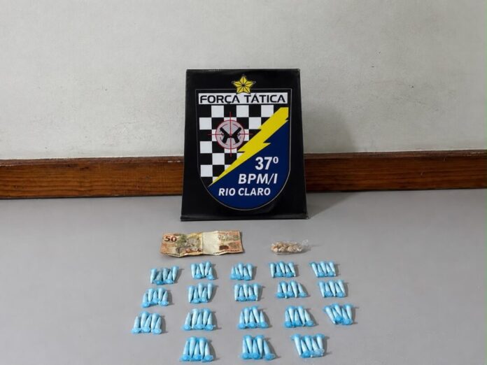 Droga e dinheiro em exibição.