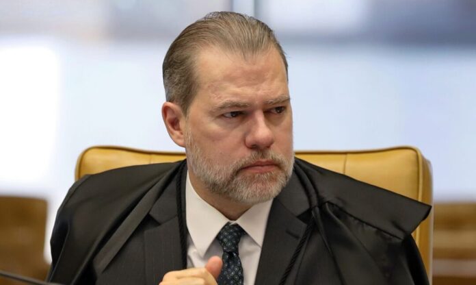 Juiz sério em ambiente judicial.