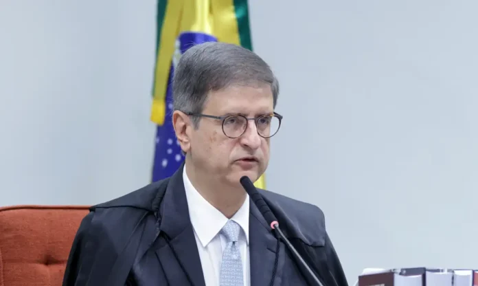 Homem com óculos em audiência judicial.