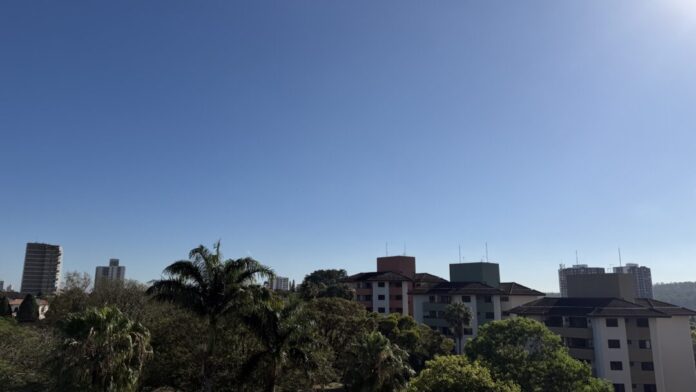 Céu azul sobre edifícios urbanos.