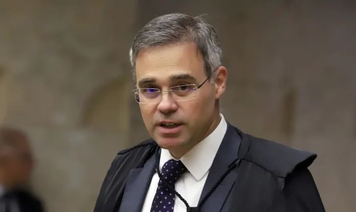Homem de terno com óculos