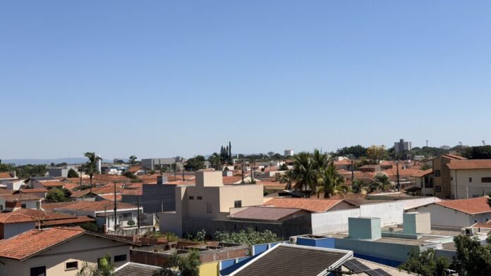 Vista de casas com telhados vermelhos