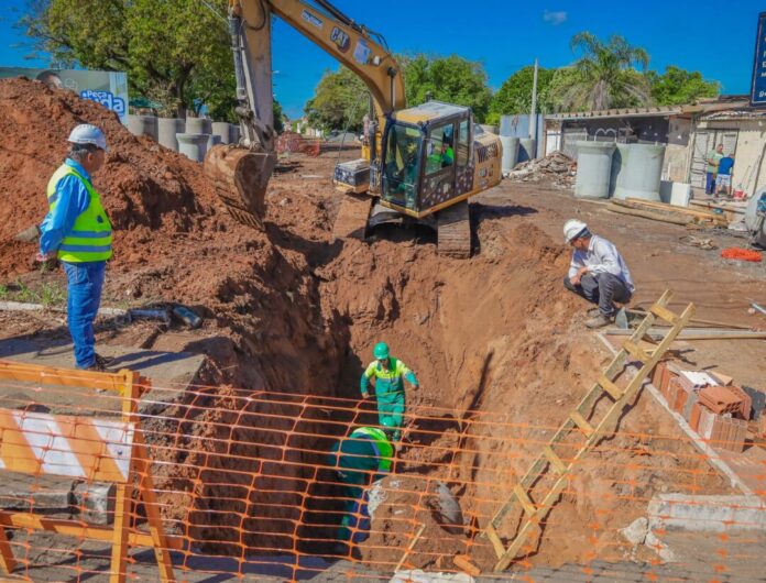 Obra de escavação com maquinário