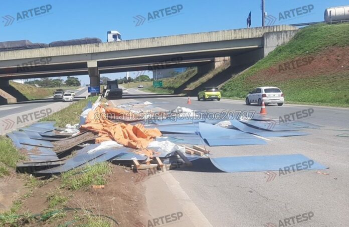 Papelão e materiais na estrada