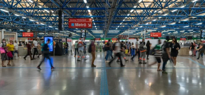 Estação de metrô movimentada e moderna.