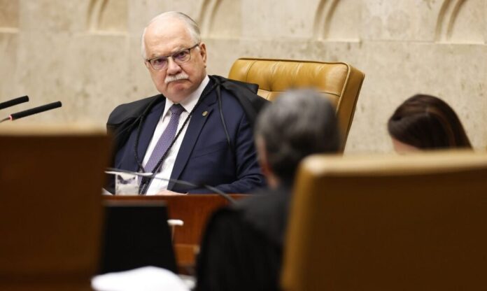 Homem de terno em tribunal.