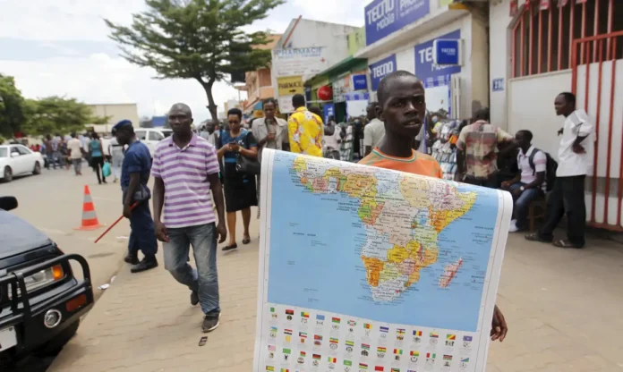 Homem segurando mapa da África.