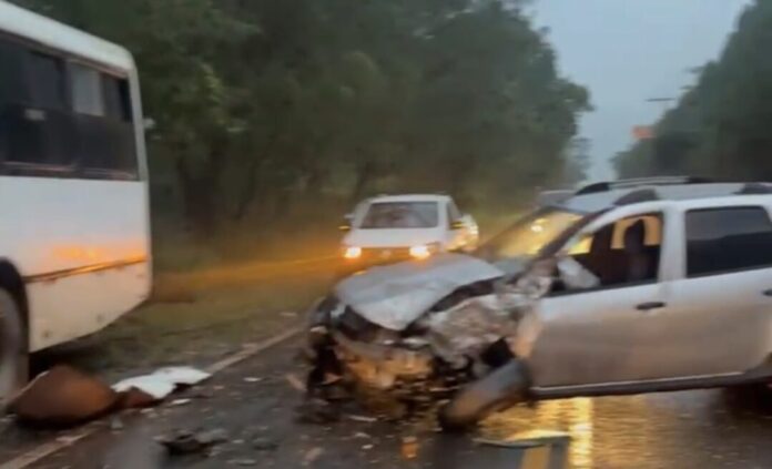 Acidente de carro em estrada molhada