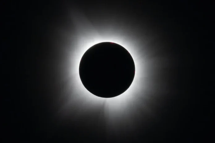 Eclipse solar com halo brilhante