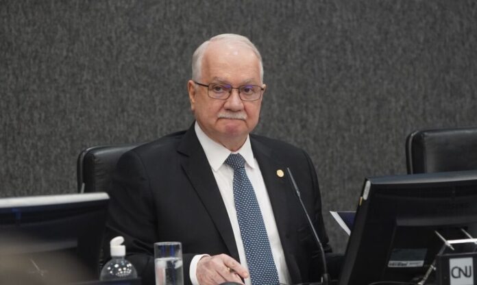 Homem de terno em reunião