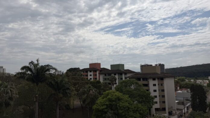 Céu nublado sobre prédios residenciais.