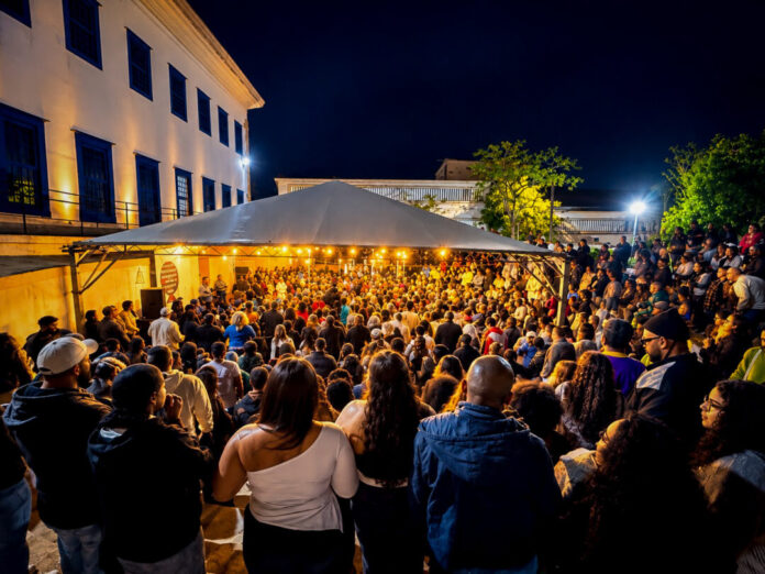 Multidão em evento noturno ao ar livre