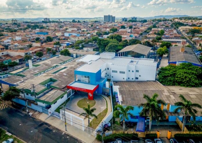 Vista aérea de uma escola moderna.