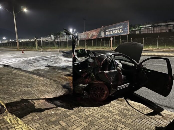 Carro acidentado à noite na rua