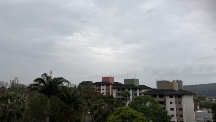 Céu nublado sobre prédios urbanos.