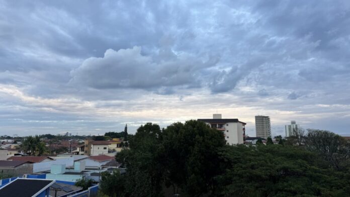 Céu nublado sobre a cidade