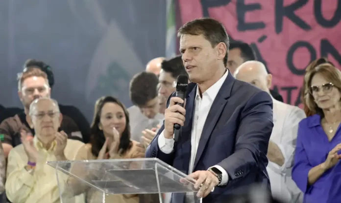 Homem falando em evento político.