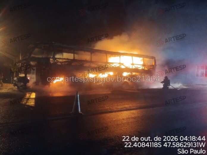 Ônibus pega fogo na Rodovia Washington Luís, em Rio Claro
