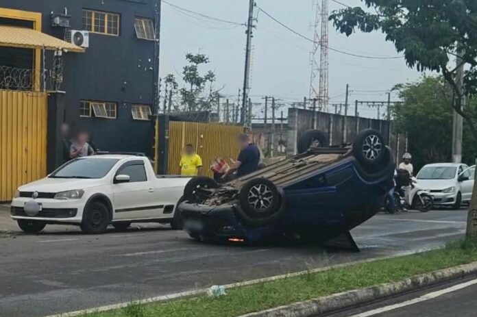 Carro capota na Avenida Saburo Akamine, em Rio Claro