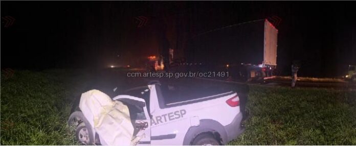 Motorista morre após Fiat Strada bater de frente com carreta na SP-310