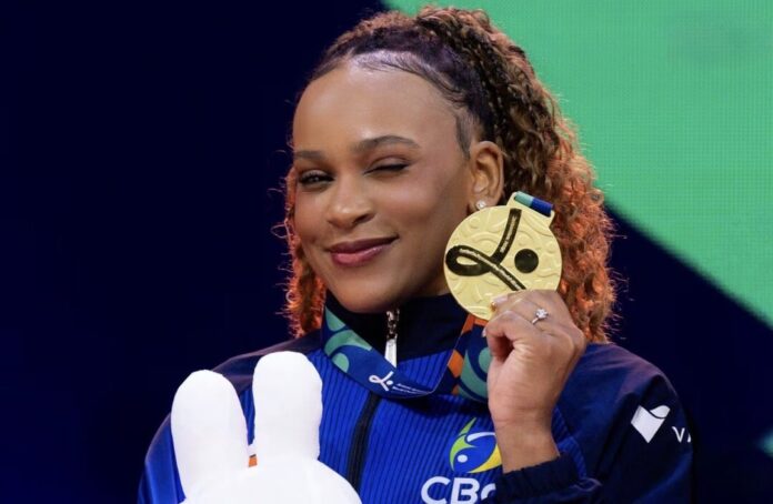 Rebeca Andrade conquista tricampeonato mundial no salto
