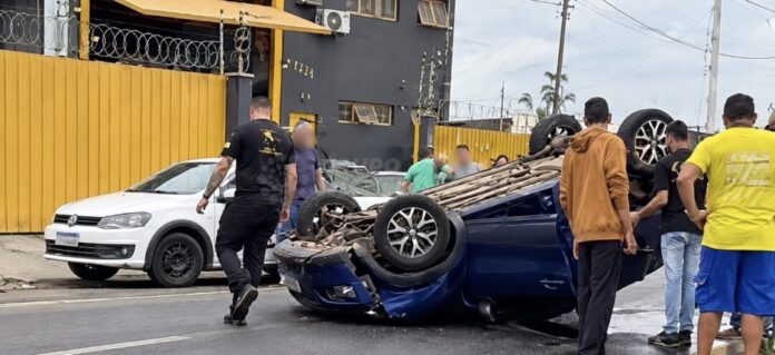 Renault Kwid capota após colisão com Saveiro estacionada em Rio Claro