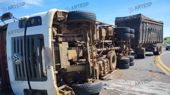 Carreta tomba em acesso de rodovia em Brotas e provoca interdição