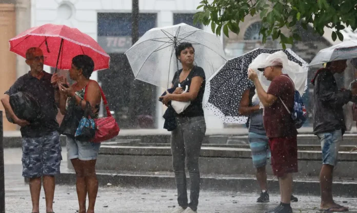 Inmet alerta para chuvas intensas em regiões do Brasil neste sábado